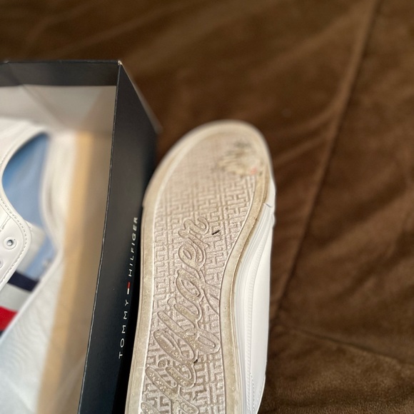 Slightly worn Tommy Hilfiger sneakers - Picture 3 of 3